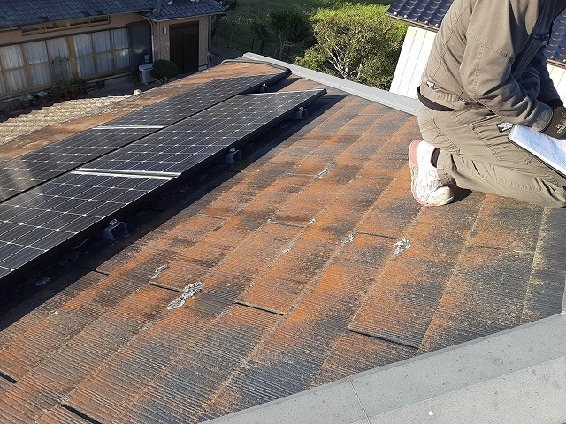 太陽光パネルが載ったスレート屋根