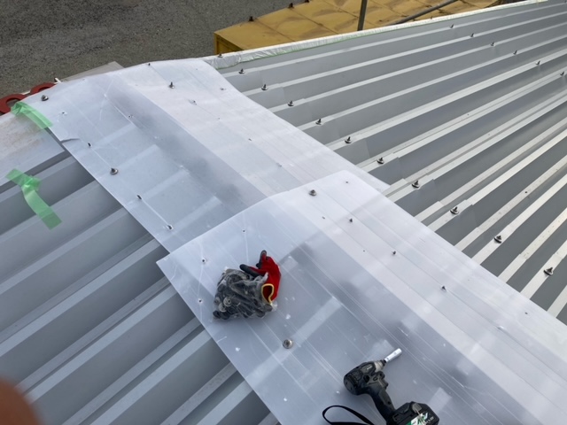 本日も神栖市のカバー工法による屋根葺き替え工事の現場工事です