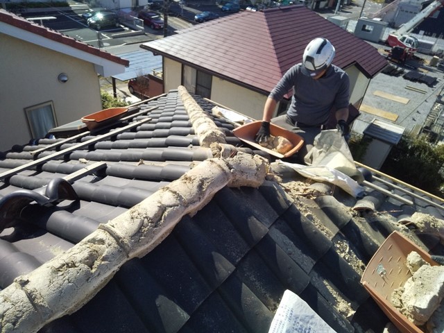 棟の解体をする屋根職人
