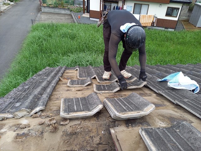 屋根葺き直し工事で瓦の撤去作業