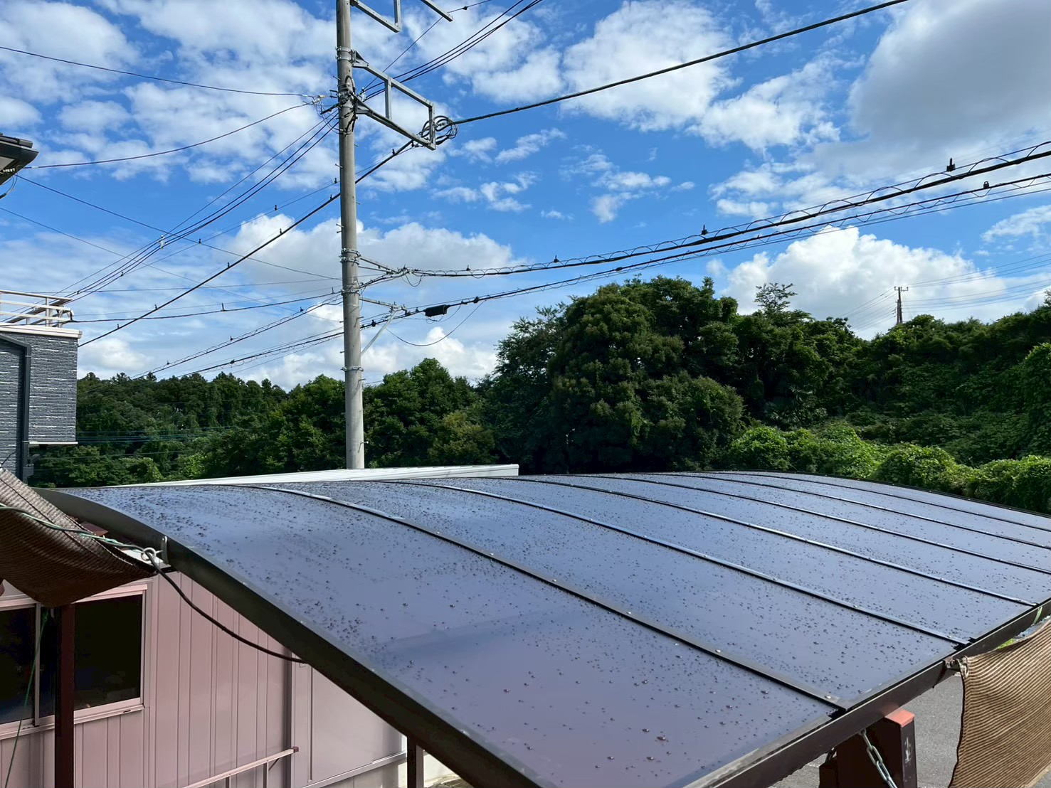 かすみがうら市　ポリカ屋根交換後の最終水かけチェックの様子