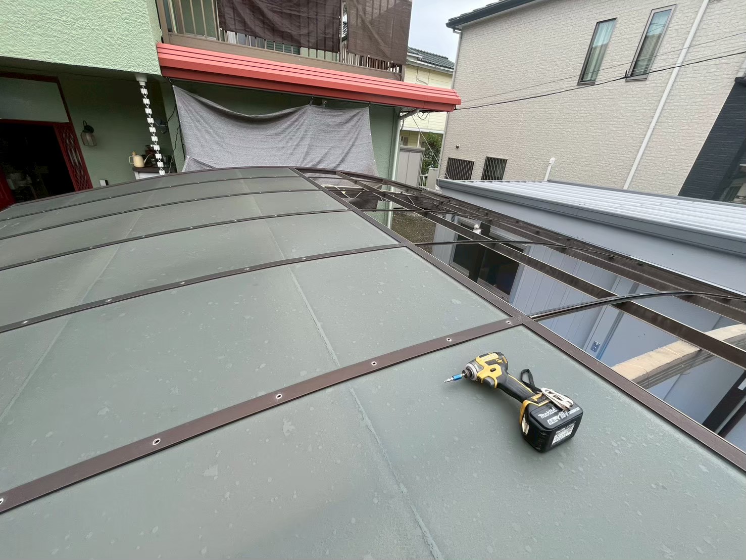 かすみがうら市　金物を外して古いポリカを撤去していく様子