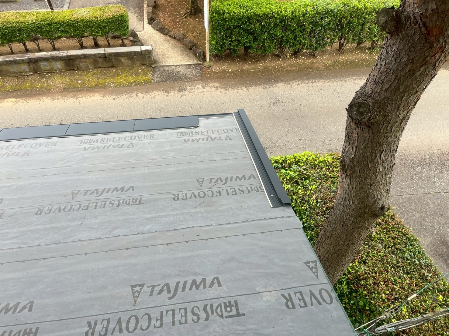 つくばみらい市　屋根材端部の板金設置の様子（別角度）