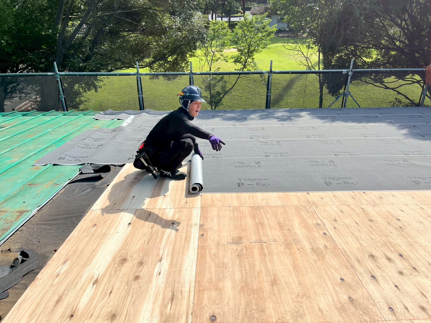 つくばみらい市　防水シート施工作業の様子　途中