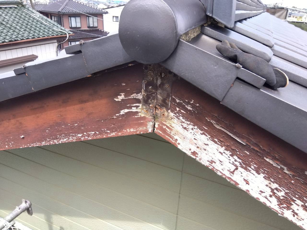 つくば市　破風板頂部の傷みと金具を外した状態