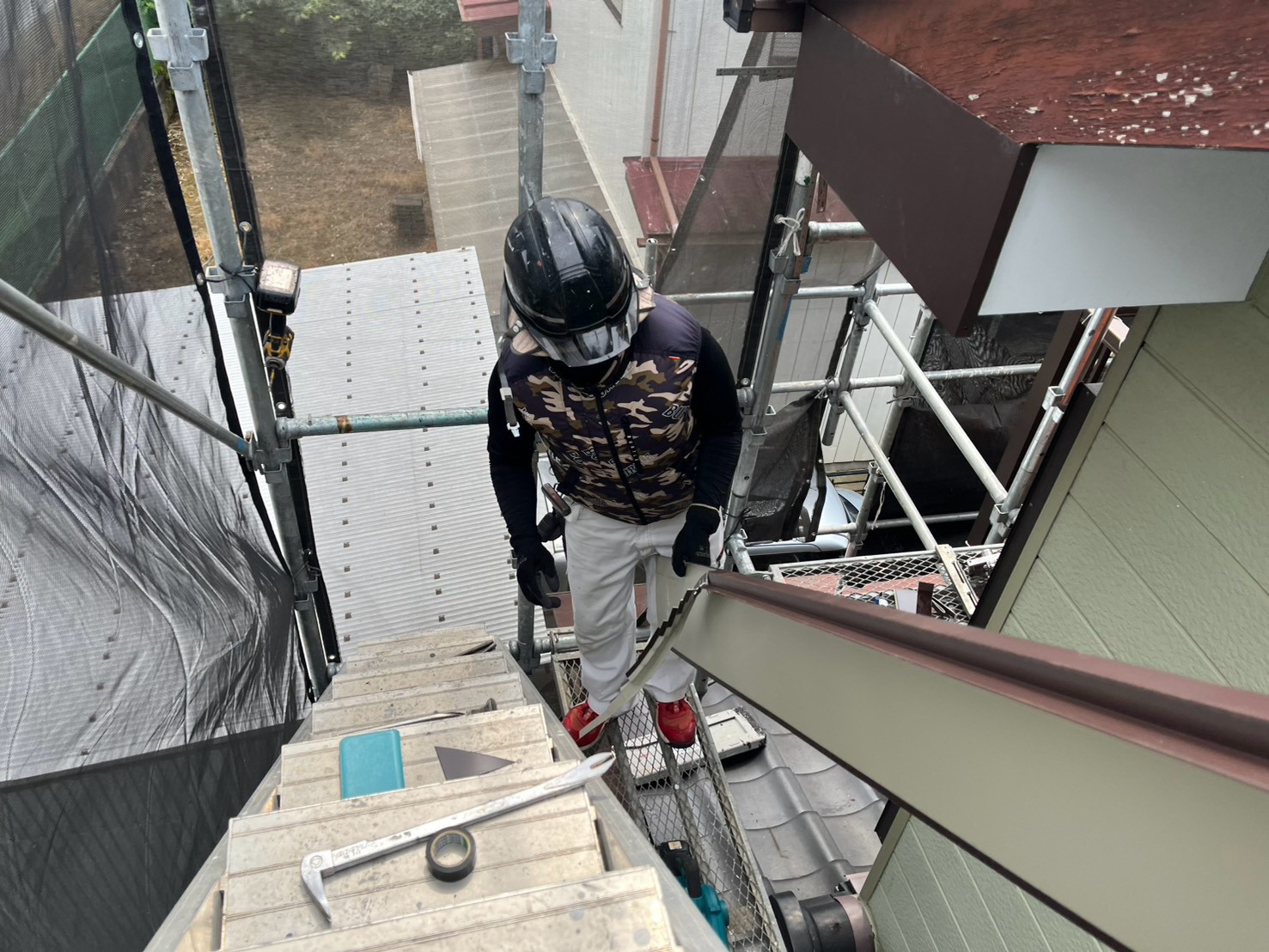 つくば市　職人が現場で板金を加工する様子