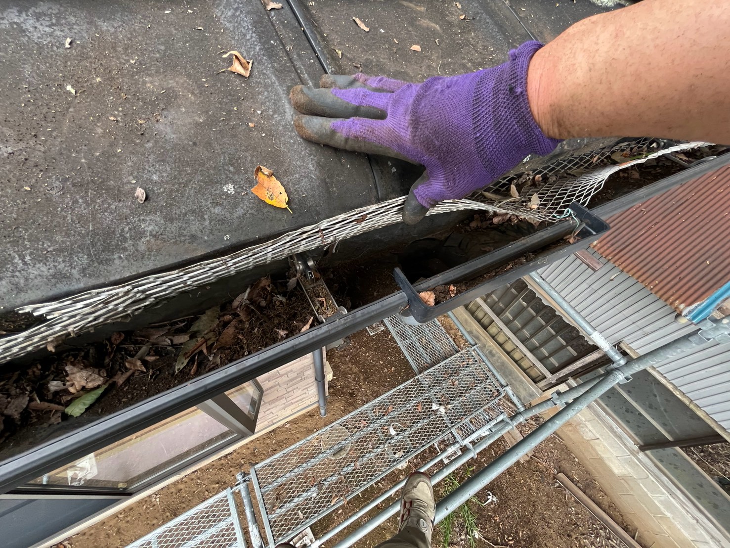 阿見町　雨樋清掃作業の様子