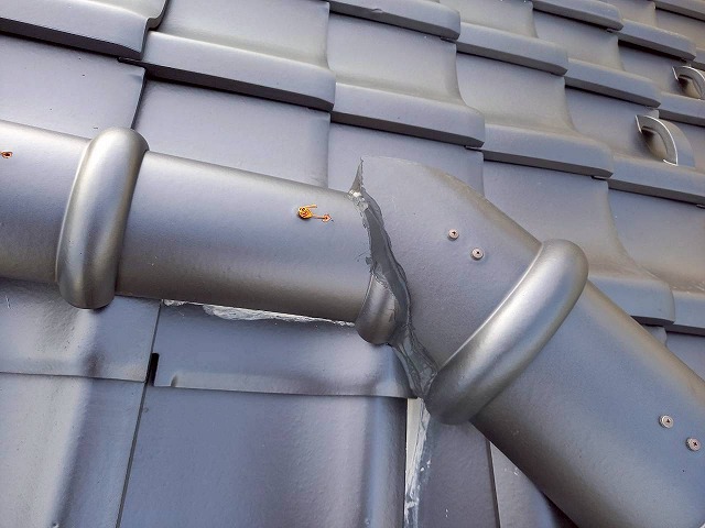 屋根葺き替え工事で丸瓦が干渉する部分へのコーキング処理