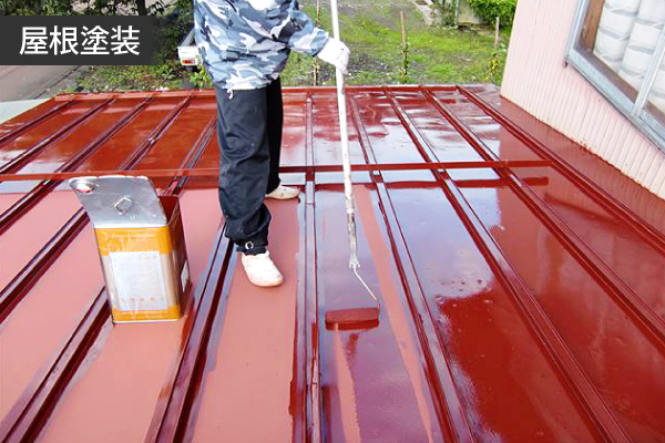 屋根塗装をするスタッフ